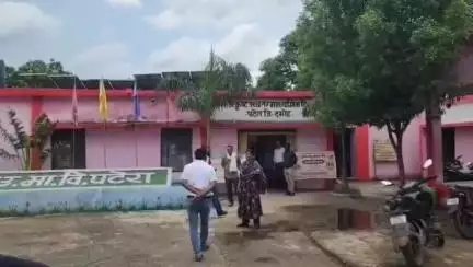 पटेरा: उत्कृष्ट विद्यालय पटेरा में चल रहे BLO प्रशिक्षण शिविर में कलेक्टर ने किया निरीक्षण