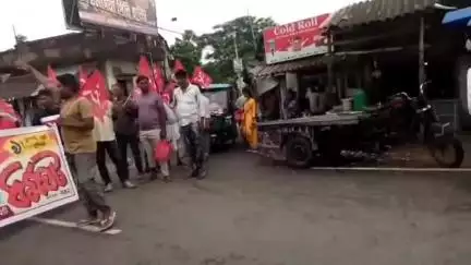 মিনাখাঁ: ধর্মঘট সমর্থনে বামনপুকুর এলাকায় মিছিল করলেন সিপিআইএমের কর্মী সমর্থকরা