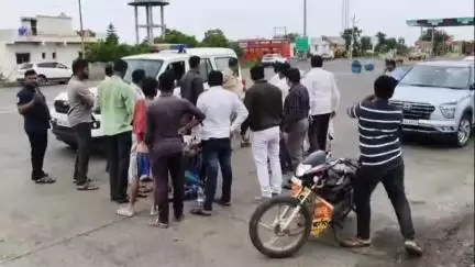 अंबाजोगाई: सेलूआंबा येथे अज्ञात वाहनाच्या धडकेत महामार्गावर दुचाकी वरील पती-पत्नी गंभीर जखमी