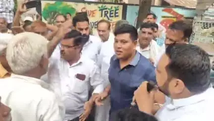 धामपुर: स्योहारा नगर पालिका में हाउस टैक्स को लेकर धरने के दौरान पालिका अध्यक्ष और धरना कर रहे लोगों के बीच हुई नोकझोंक