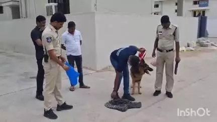 కరీంనగర్: కరీంనగర్ లో పోలీస్ డాగ్ స్క్వాడ్ దొంగ షర్ట్ వాసన చూసి దొంగ వెళ్లిన దారిని ఎలా కనిపెట్టిందో మీరే చూడండి