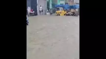 पिछले 12 घंटे से मऊरानीपुर में बारिश का कहर जारी,सड़के जलमग्न होने से लोगों की दैनिक क्रियाएं प्रभावित।