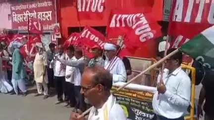 डुमरा: सीतामढ़ी: ट्रेड यूनियन की हड़ताल के समर्थन में महागठबंधन की बंदी, चक्का जाम किया गया