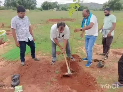 ଟିଟିଲାଗଡ: ଖୋଲାନ ଗ୍ରାମପଞ୍ଚାୟତର ବ୍ରାହ୍ମଣୀପଡ଼ା ଖେଳପଡିଆରେ ବୃକ୍ଷରୋପଣ କାର୍ଯ୍ୟକ୍ରମ ଅନୁଷ୍ଠିତ - ଯୋଗଦେଇ ବୃକ୍ଷ ରୋପଣ କଲେ ଟ୍ରି ମେନ ଓ ସରପଞ୍ଚ।