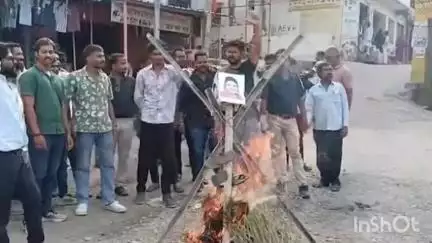 कुम्भलगढ़: केलवाड़ा में हिंदू संघर्ष समिति ने सांसद महिमा कुमारी का पुतला फूंका, धार्मिक आयोजन पर दिए बयान का किया विरोध