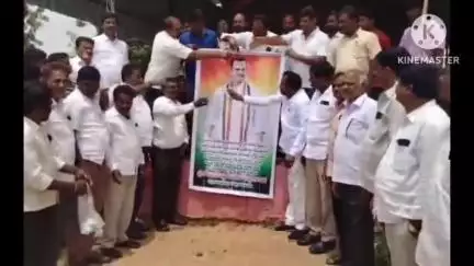 నల్గొండ: నల్లగొండ పట్టణంలోని మంత్రి కోమటిరెడ్డి వెంకటరెడ్డి చిత్రపటానికి పాలాభిషేకం