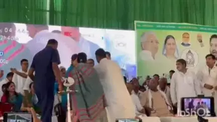नवादा: नवादा में तेजस्वी यादव का सोने का मुकुट पहनाकर जोरदार स्वागत, पूर्व विधायक व पूर्व एमएलसी ने RJD में छोड़ा