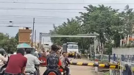 तिल्दा: तिल्दा रेलवे फाटक के घंटों बंद होने से आम नागरिक हुए परेशान, लोग कर रहे समस्या से निजात दिलाने की मांग #jansamasya