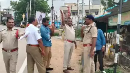 సిద్దిపేట అర్బన్: 3 టౌన్ పోలీస్ స్టేషన్ పరిధిలోని రాజీవ్ రహదారిపై రోడ్డు ప్రమాదాలు జరిగే ప్రాంతాలను సందర్శించిన ఏసిపి రవీందర్ రెడ్డి
