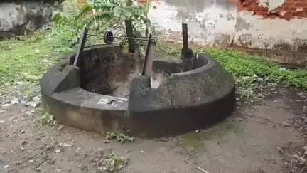जांजगीर: जांजगीर में कुएं में मिली सीलबंद सरकारी दवाइयां, पशु चिकित्सा विभाग पर लाखों की दवा घोटाले का आरोप