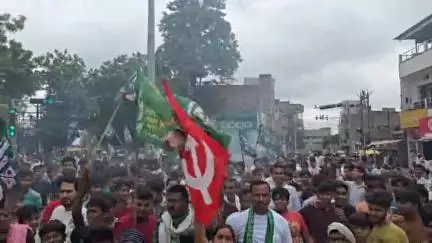 नाथनगर: मदनीनगर चौक पर महागठबंधन ने वोटर वेरिफिकेशन कार्य का किया विरोध, की सड़क जाम