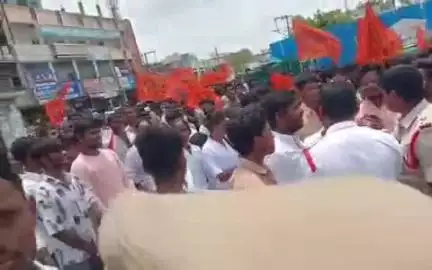 నల్గొండ: నల్లగొండలో ఏబీవీపీ ర్యాలీని అడ్డుకున్న పోలీసులు