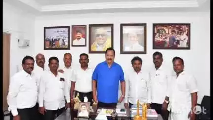 வாலாஜா: பாரதி நகரில் அமைச்சர் ஆர்.காந்தியை திமுக புதிய நிர்வாகிகள் நேரில் சந்தித்து வாழ்த்து பெற்றனர்