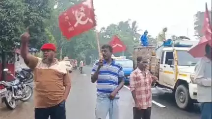মেমারি ১: বামদের সাধারণ ধর্মঘট সফল করতে মেমারির রাস্তায় বামকর্মীরা