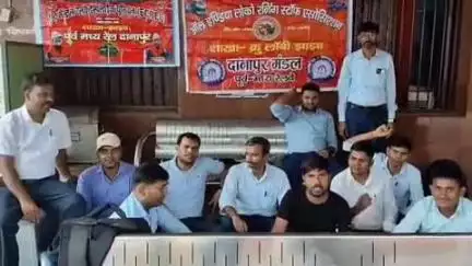 सोनो: झाझा स्टेशन पर रेलवे चालकों ने पुरानी पेंशन सहित 10 सूत्री मांगों को लेकर किया धरना-प्रदर्शन