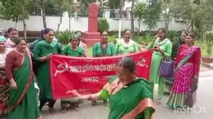 जोशियाड़ा: ऑल इंडिया ट्रेड यूनियन ने विभिन्न मांगों को लेकर उत्तरकाशी नगर में केंद्र सरकार के खिलाफ जनाक्रोश रैली निकाली