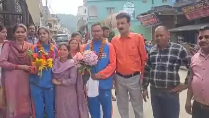 लोहाघाट:साउथ एशियन कराटे चैंपियनशिप में रजत पदक विजेता अनामिका का लोहाघाट पहुंचने पर हुआ जोरदार स्वागत।
