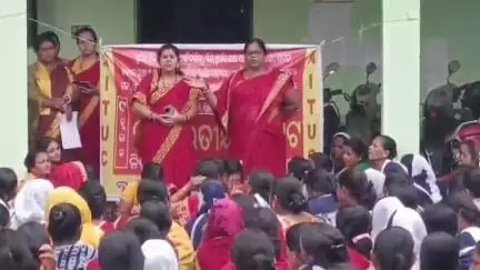 ପିପିଲି: ସ୍ଥାନୀୟ ସମନ୍ୱିତ ଶିଶୁ ବିକାଶ ପ୍ରକଳ୍ପ ଅଧିକାରୀ କାର୍ଯ୍ୟାଳୟ ସମ୍ମୁଖରେ ବିଭିନ୍ନଦାବି ନେଇ  ଅଙ୍ଗନବାଡ଼ି କର୍ମୀଙ୍କ ଧର୍ମଘଟ