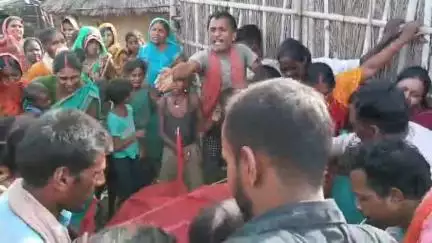 जोगापट्टी: गोनौली रेलवे ट्रैक के पास ट्रेन से गिरकर छात्र की दर्दनाक मौत, शव पहुंचते ही परिजनों में मचा कोहराम