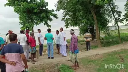 রতুয়া ১: ভাঙ্গন কবলিত এলাকা পরিদর্শন করে মুলিরামটোলা গ্রামের বাসিন্দাদের সাথে কথা বললেন বিধায়ক