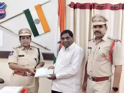 నిర్మల్: నిర్మల్ పట్టణంలోని ఎస్పీ కార్యాలయంలో పోగొట్టుకున్న నగదు బాధితునికి అందజేసిన: జిల్లా ఎస్పీ