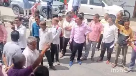 सोमेश्वर: राउमावि चनौदा के समायोजन के विरोध में ग्रामीण उतरे, सांकेतिक चक्का-जाम कर क्लस्टर योजना वापस लेने की मांग की