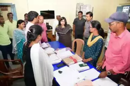 హన్వాడ: రెవెన్యూ సదస్సులలో భూ  సమస్యలపై వచ్చిన దరఖాస్తులను ఆగస్టు 15 లోగా  పరిష్కరించాలని జిల్లా కలెక్టర్ విజయేందిర బోయి