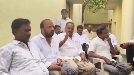 గంగాధర నెల్లూరు: రైతులకు మద్దతుగా వెళ్తున్న మమ్మల్ని నిర్బంధించడం ఎంతవరకు న్యాయం : జీడి నెల్లూరు నియోజకవర్గ వైసిపి నాయకులు