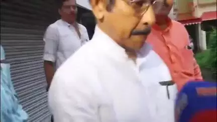 ব্যারাকপুর ২: আগামীকাল কংগ্রেসের লালবাজার অভিযানে যোগদানের জন্য অভয়ার বাবা-মাকে আমন্ত্রণ জানাতে পানিহাটিতে আসলেন প্রদেশ কংগ্রেস সভাপত