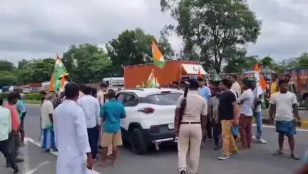 जलालगढ़: विपक्षी दलों के आवाहन पर बिहार में करियात गांव के समीप हाईवे पर वोटबंदी के खिलाफ किया गया चक्का जाम