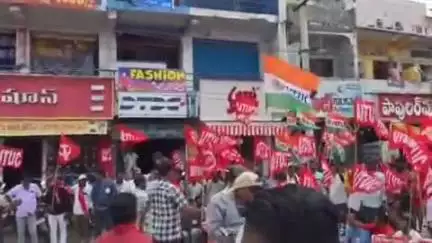 కోదాడ: కోదాడ లో రంగా థియేటర్ ఎదురుగా రాస్తారోకో