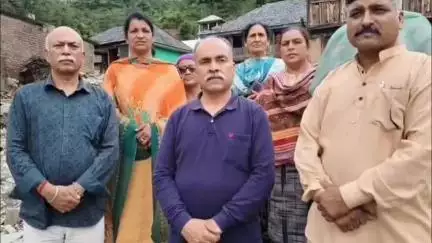 सुंदर नगर: विश्व हिन्दू परिषद संगठनात्मक सुंदरनगर ने थुनाग की 6 पंचायतों के 122 परिवारों को राहत सामग्री बांटी