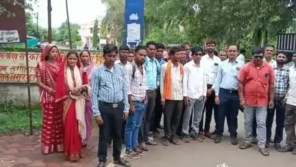 डिंडौरी: ग्राम पंचायत मनरेगा मेट संघ डिंडौरी ने समस्याओं को लेकर पीएम के नाम तहसीलदार को ज्ञापन सौंपा