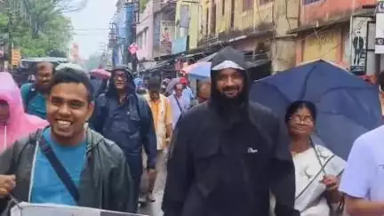 চণ্ডীতলা ২: উত্তরপাড়ায় বি,বি স্ট্রিট মোড়ে জিটি রোডে ধর্মঘট সমর্থনকারীরা অবরোধ করে, বেশ কিছুক্ষণ ধরে অবরোধ চালায় অবরোধকারীরা
