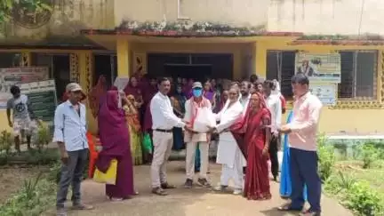 गोपद बनास: टमसार में टीवी मरीजों को फूड बास्केट किट वितरित, डॉक्टर की टीम मौजूद रही