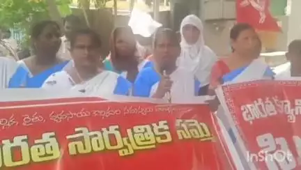 అచ్చంపేట మండల కేంద్రం లో ఆశా వర్కర్ల ఆందోళన