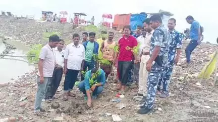 কুলতলি: কৈখালীতে বৃক্ষরোপণের মাধ্যম দিয়ে এলাকাবাসীদের বিশেষ বার্তা কুলতলী পঞ্চায়েত সমিতির কর্মাধ্যক্ষের