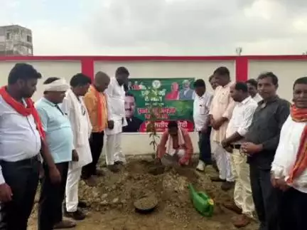 इटवा: भाजपा इटवा मंडल के शक्ति केंद्र अमौना में पूर्व शिक्षा मंत्री ने मां के नाम पर किया पौधरोपण