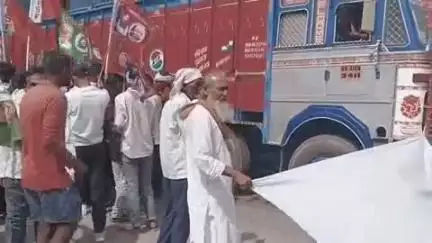 महुआ: महुआ में मतदाता सूची पुनरीक्षण के विरोध में इंडिया गठबंधन के कार्यकर्ताओं ने किया चक्का जाम और प्रदर्शन