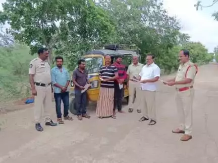 తాడిపత్రి: యాడికి మండల కేంద్రంలో విస్తృతంగా వాహనాల తనిఖీ చేపట్టిన ఆర్టీవో శ్రీనివాసులు