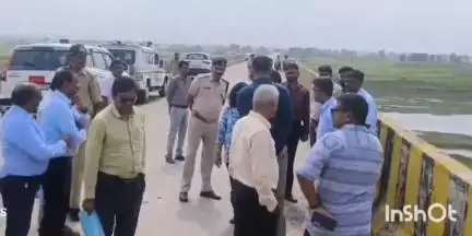 कुक्षी: निसरपुर डूब प्रभावित क्षेत्र का कमिश्नर, कलेक्टर और मप्र सरकार के आर्बिट्रेटर संयोजक ने किया दौरा
