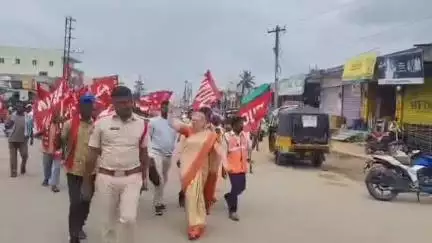 మెదక్: కార్మిక సంఘాలు రాస్తారోకో చేపట్టాయి, కేంద్ర ప్రభుత్వం లేబర్ కోడ్లు రద్దు చేయాలని డిమాండ్