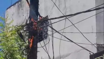 শিৱসাগৰ: নগৰৰ মাৰোৱাৰী পট্টিত বিদ্যুতৰ খুঁটাত সংঘটিত ভয়ংকৰ অগ্নিকাণ্ড, অগ্নি নিৰ্বাপক বাহিনী আহি নিৰ্বাপিত কৰে জুই