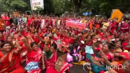 ठाणे: विविध मागण्यांसाठी जिल्हाधिकारी कार्यालयासमोर अंगणवाडी सेविकांचे ठिय्या आंदोलन
