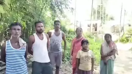 সোণাৰি: ৰেচন কাৰ্ডত নাম অন্তৰ্ভুক্ত কৰাৰ বাবদ সাপেখাতী লেকামপথাৰ গাঁৱৰ একাংশ পৰিয়ালৰ পৰা উৎকোচ লোৱাৰ অভিযোগ ৰাইজৰ