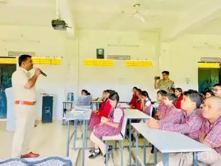 बिंद्रानवागढ़ गरियाबंद: गरियाबंद पुलिस ने स्कूली बच्चों को नवीन कानून, अभिव्यक्ति ऐप, यातायात जागरूकता और साइबर फ्रॉड के बारे में जानकारी दी