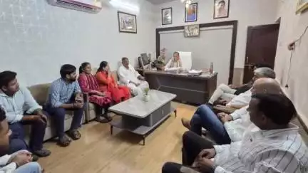 खींवसर: खींवसर विधायक रेवंतराम डांगा ने पशुपालन मंत्री जोराराम कुमावत से मुलाकात कर क्षेत्र के मुद्दों पर की चर्चा