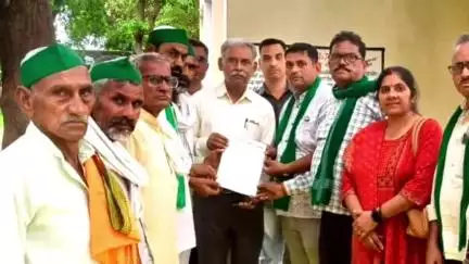 जसवंतनगर: किसान यूनियन के पदाधिकारियों ने विभिन्न जनसमस्याओं को लेकर बीडीओ को सौंपा ज्ञापन, समस्याओं के जल्द समाधान की रखी मांग