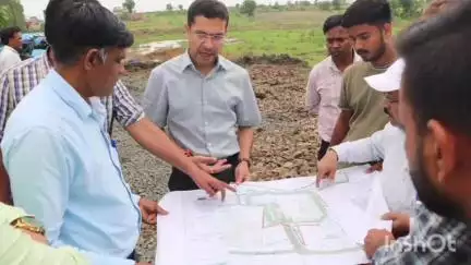 अशोक नगर: अशोकनगर में 62.82 लाख की लागत से बनेगा 300 बिस्तरों वाला जिला अस्पताल, कलेक्टर ने किया निरीक्षण