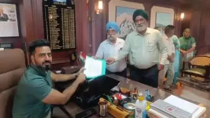 ऊना: कर्मचारी पेंशन स्कीम 1995 समन्वय समिति ने डीसी ऊना को सौंपा ज्ञापन, न्यूनतम ₹9000 पेंशन की मांग उठाई